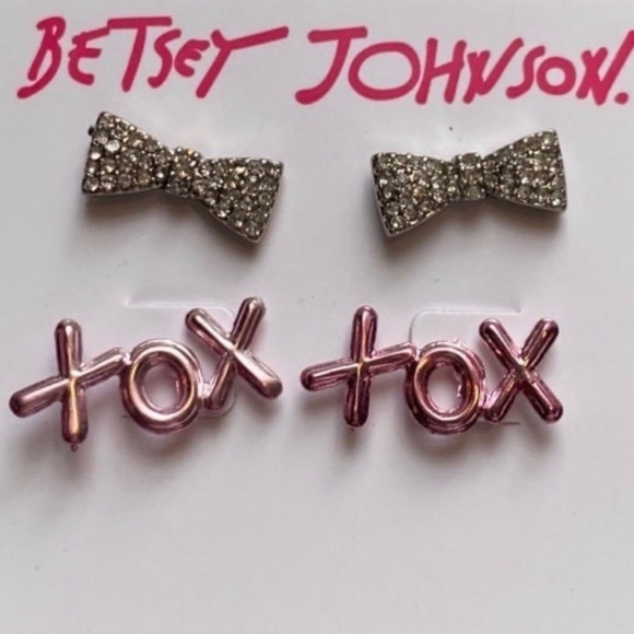 NWT 💖 Betsey Johnson Pave Silver Tone Bow Stud Earrings XOXO - Picture 3 of 3